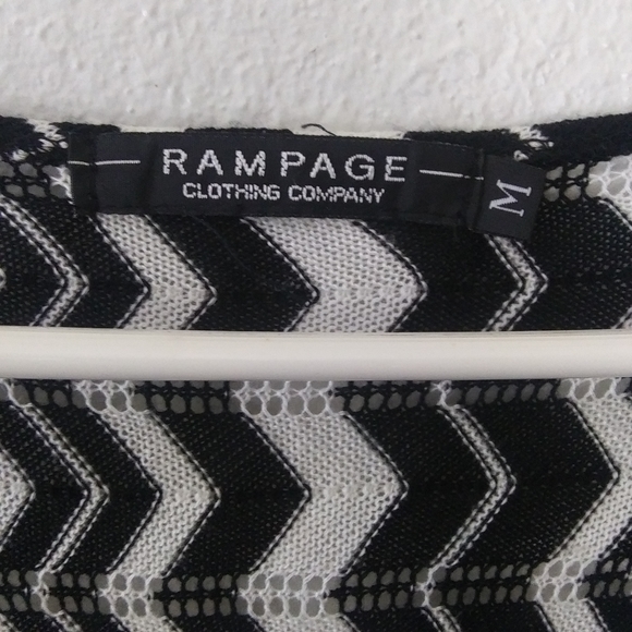 Rampage crochet semi sheer zigzag batwing sleeve top Size Medium - Picture 2 of 13